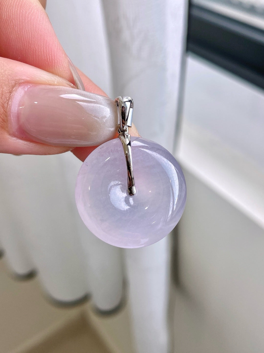 Yuanjiu Jewelry - Natural jadeite pink and purple peace button. It's set in 18k gold, so elegant and charming.
