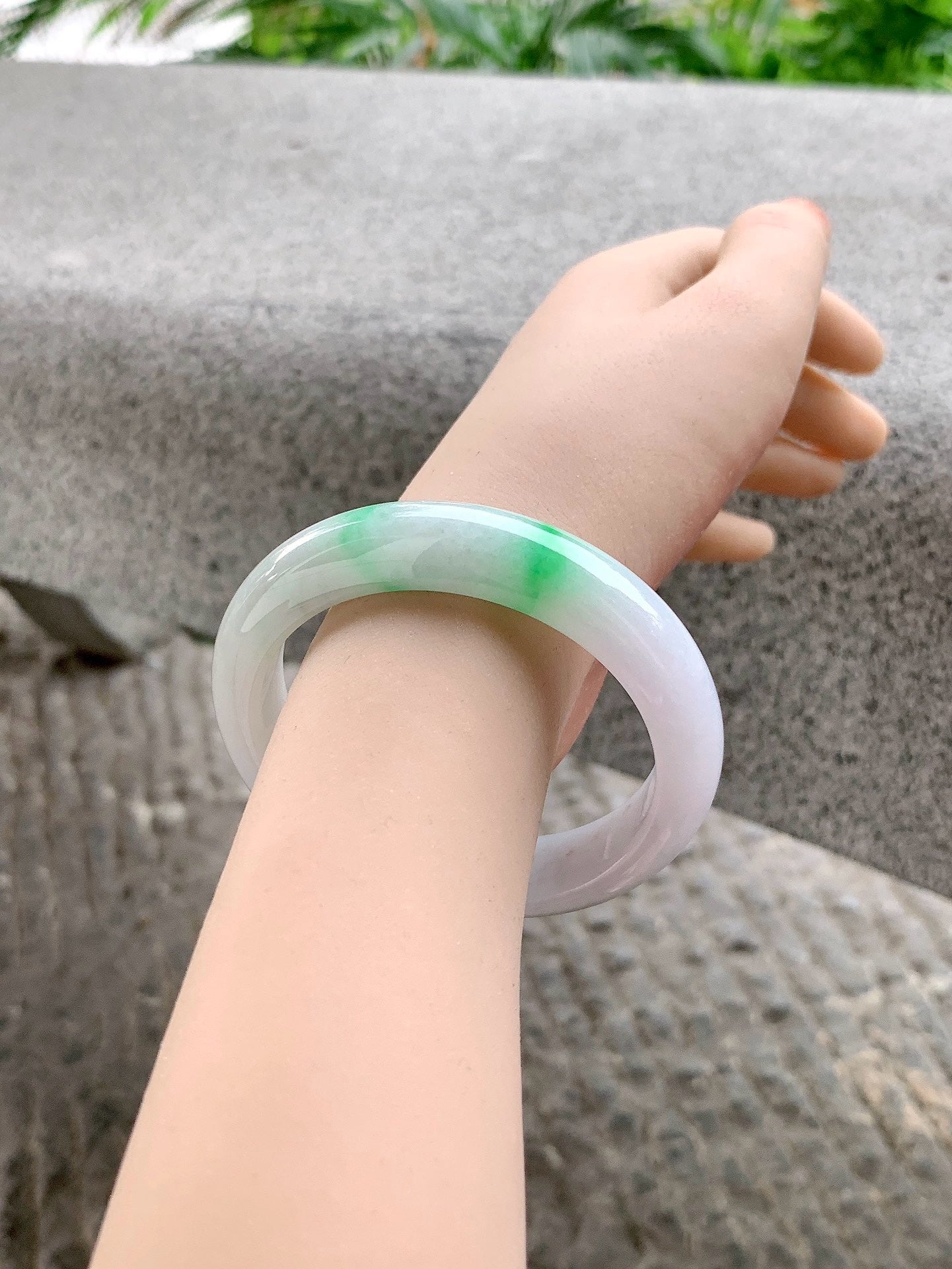 Yuanjiu Jewelry – Natural Jadeite Bracelet, White Base with Vibrant Green Floats (White Base Green), Elegant and Graceful