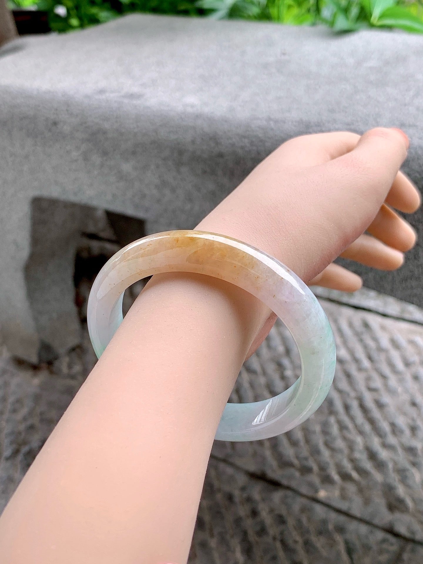 Yuanjiu Jewelry – Natural Jadeite Bracelet, Yellow with Green ("Huang Jia Lü") – Rare and Noble Elegance