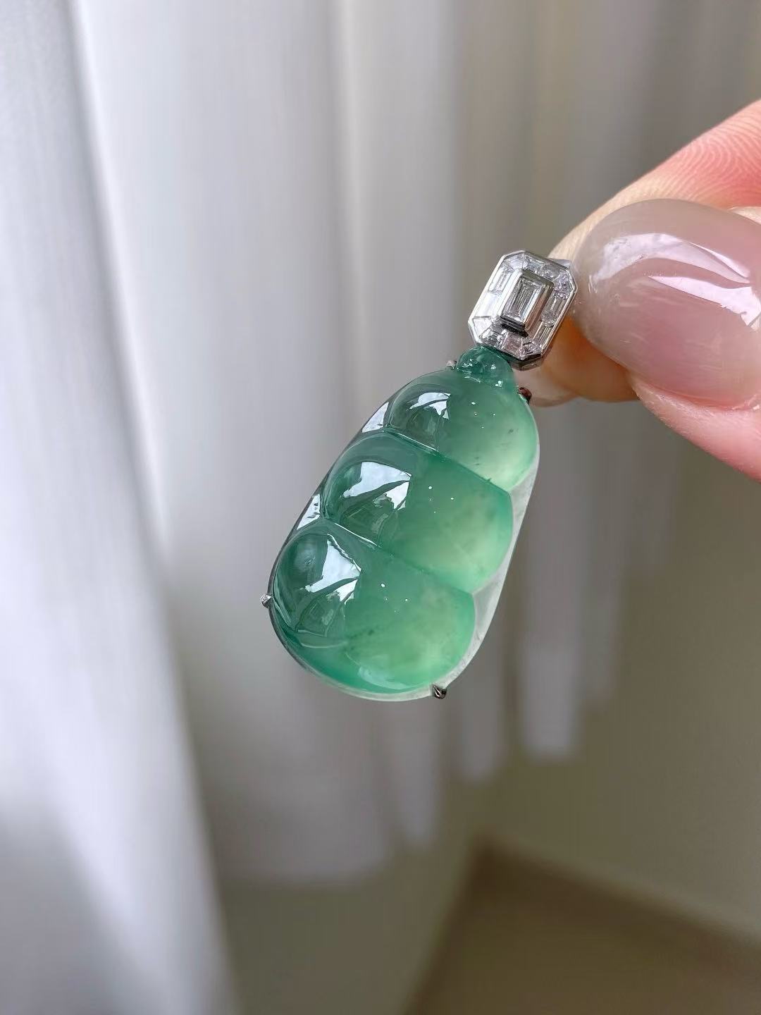 Yuanjiu Jewelry – Natural Jadeite Lake Green Bean Pendant, 18K Gold Inlaid, Elegant and Graceful