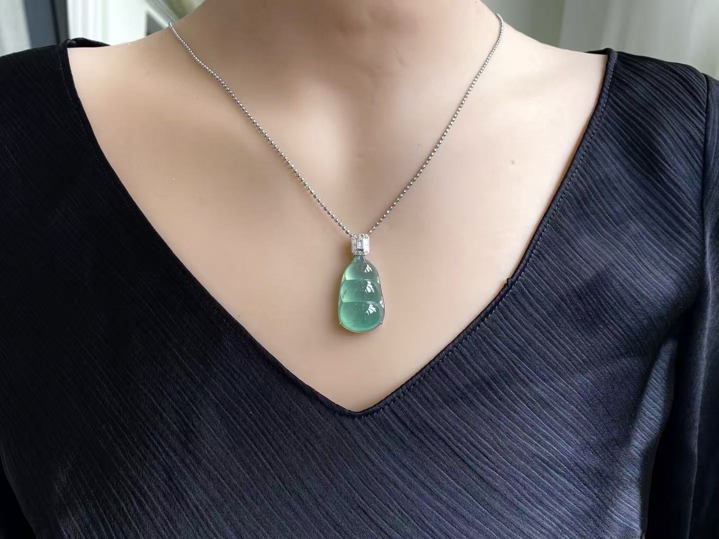 Yuanjiu Jewelry – Natural Jadeite Lake Green Bean Pendant, 18K Gold Inlaid, Elegant and Graceful