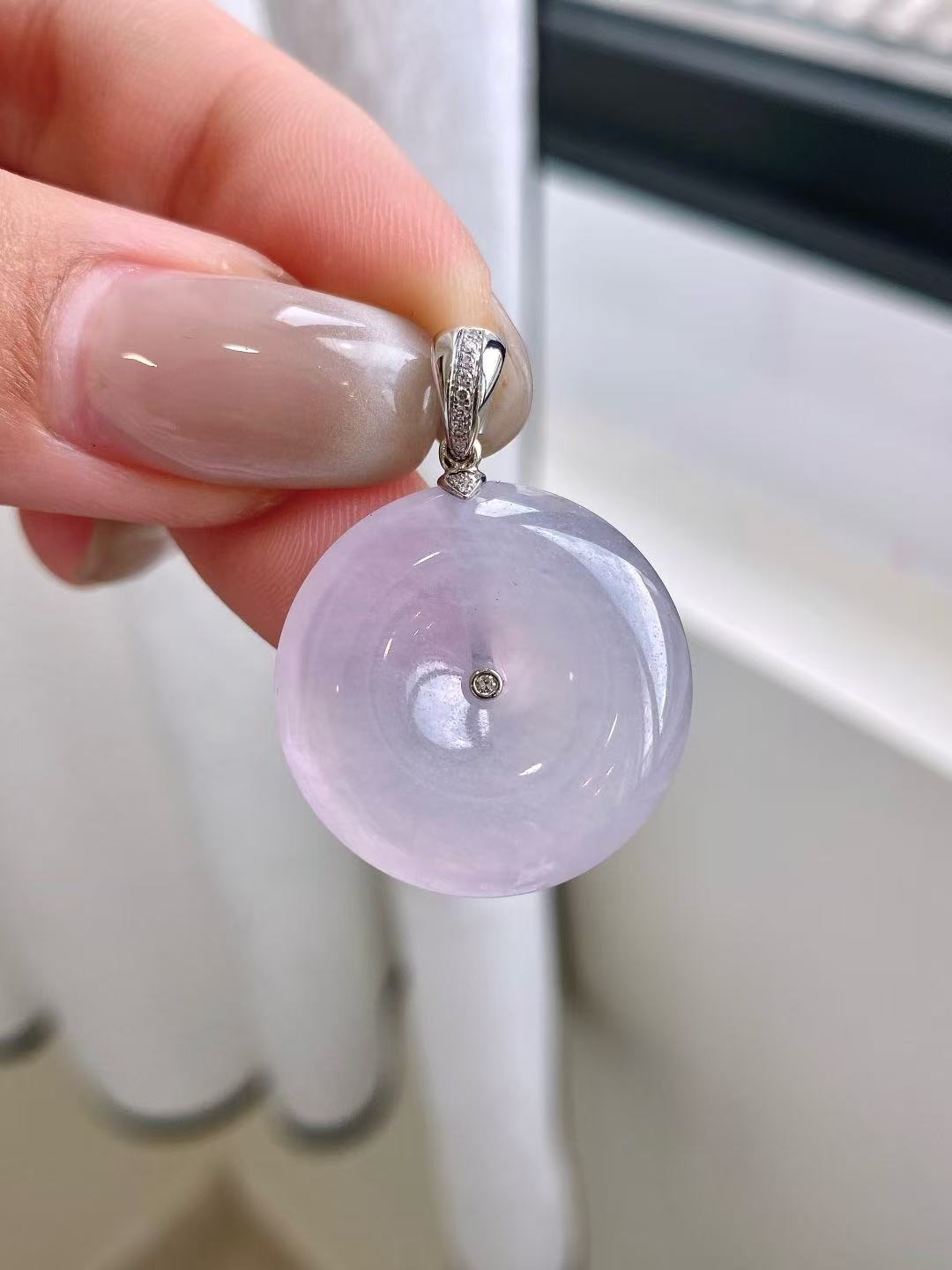 Yuanjiu Jewelry - Natural jadeite pink and purple peace button. It's set in 18k gold, so elegant and charming.