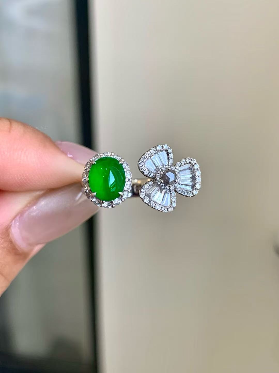 Yuanjiu Jewelry - Natural Jadeite and 18K Gold Floral Design Ring, Elegant and Exquisite