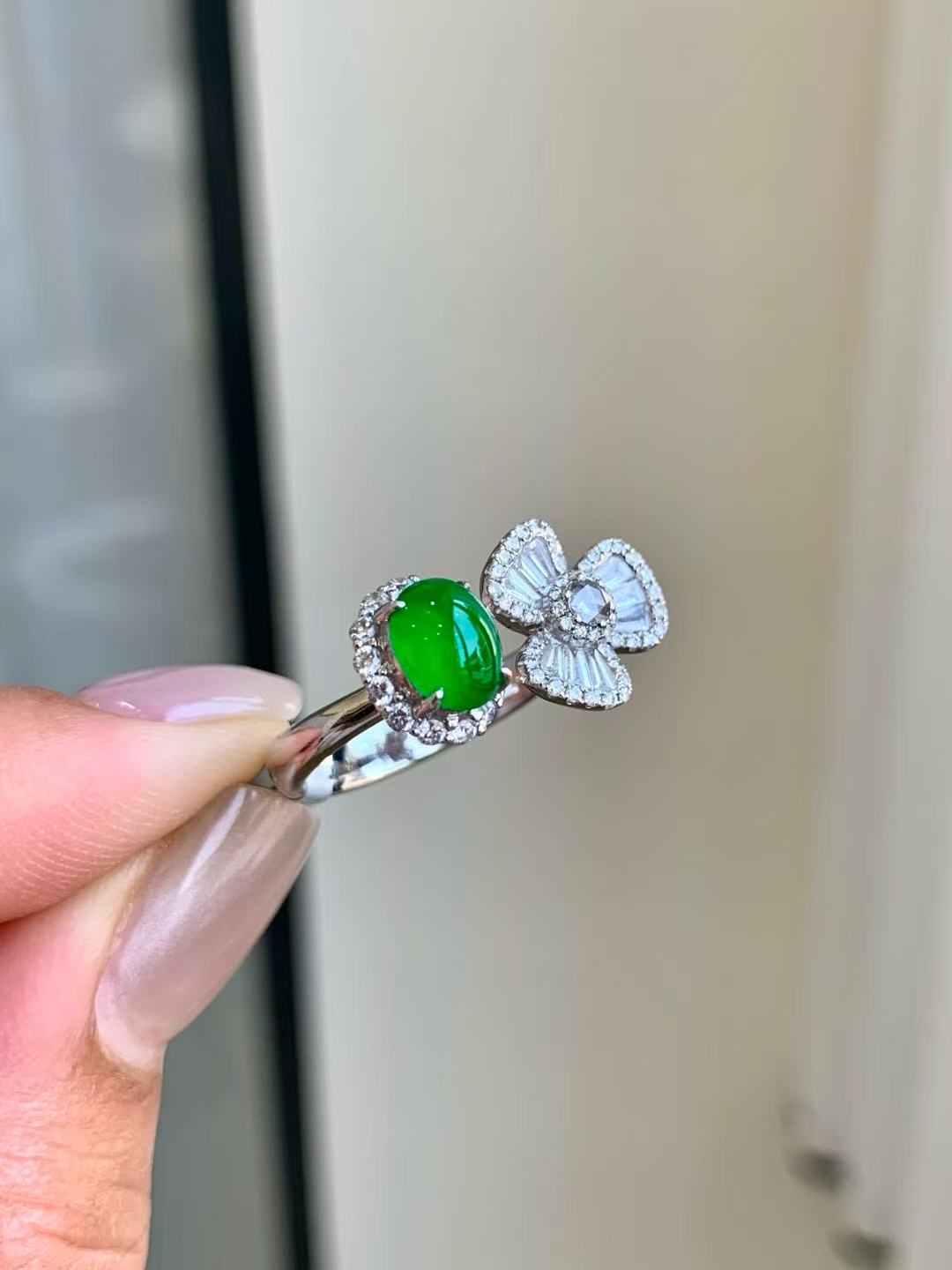 Yuanjiu Jewelry - Natural Jadeite and 18K Gold Floral Design Ring, Elegant and Exquisite