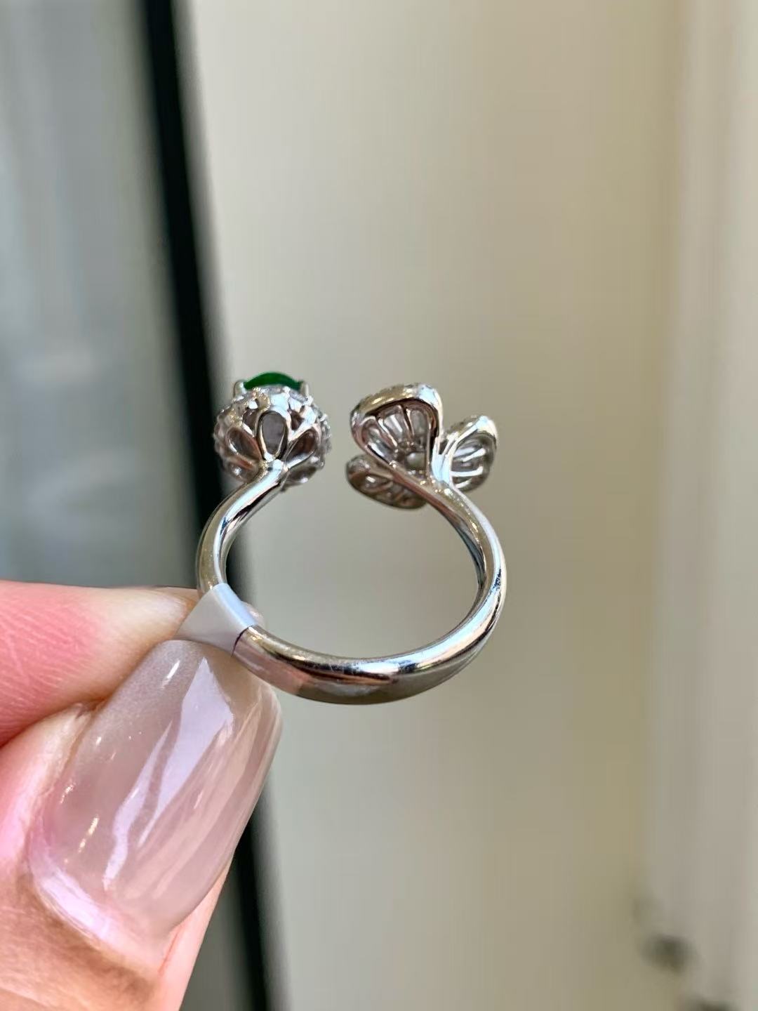 Yuanjiu Jewelry - Natural Jadeite and 18K Gold Floral Design Ring, Elegant and Exquisite
