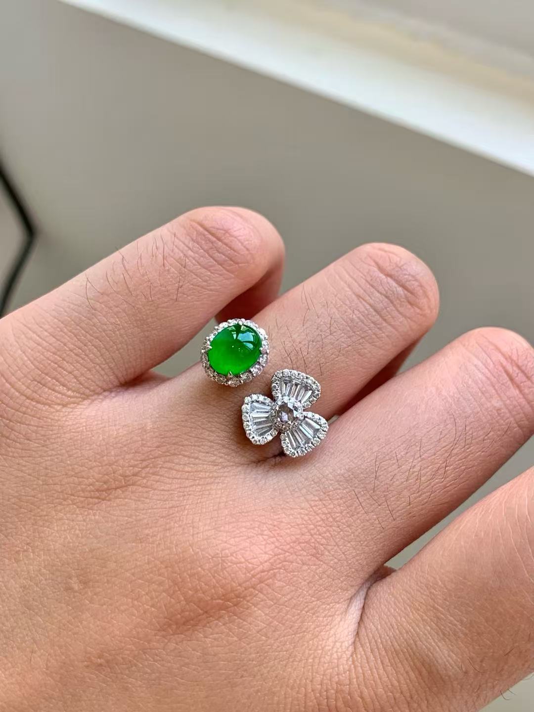 Yuanjiu Jewelry - Natural Jadeite and 18K Gold Floral Design Ring, Elegant and Exquisite