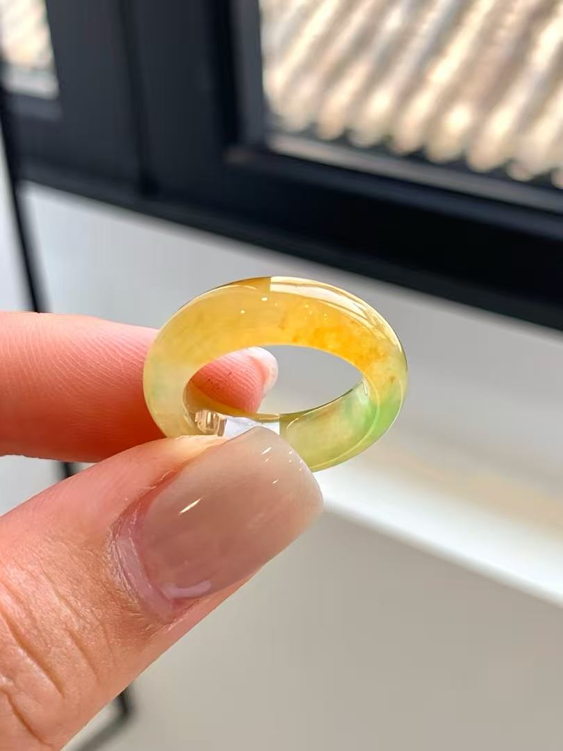 Yuanjiu Jewelry - Natural Yellow Jadeite Ring with a Touch of Emerald Green, Elegant and Enchanting