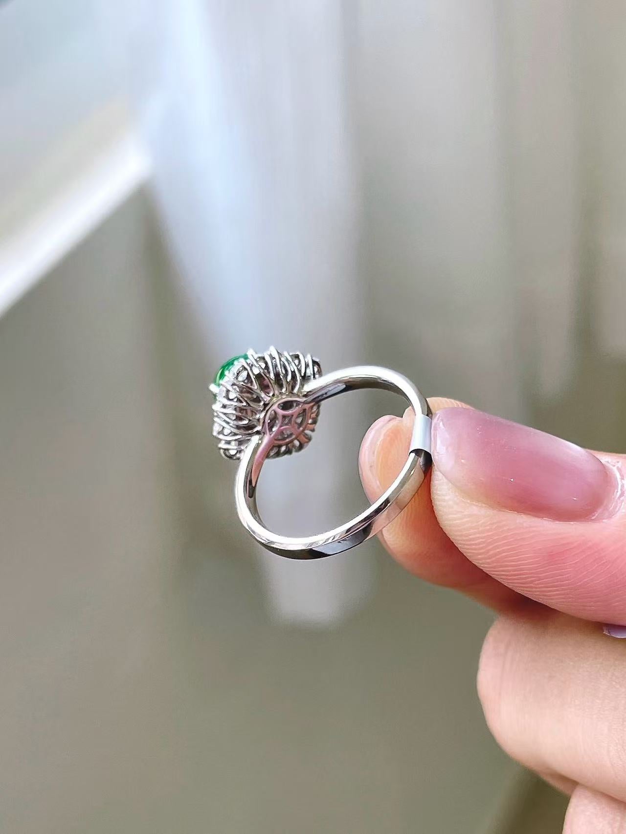 Yuanjiu Jewelry - Natural Vivid Green Jadeite Ring with 18K Gold Setting, Exquisite and Enchanting