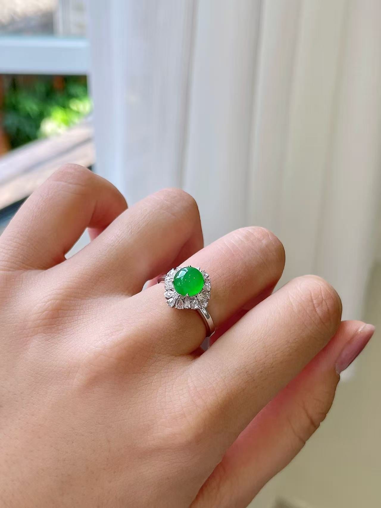Yuanjiu Jewelry - Natural Vivid Green Jadeite Ring with 18K Gold Setting, Exquisite and Enchanting