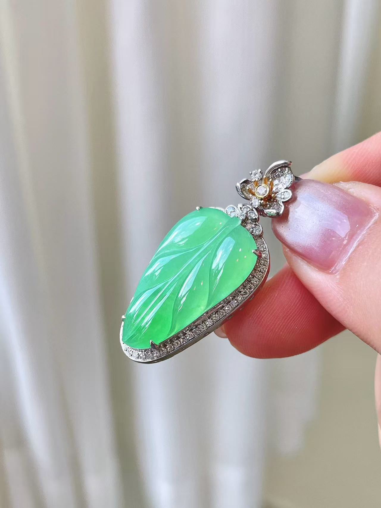 Yuanjiu Jewelry - Natural Jadeite Pendant with 18K Gold Setting, "Golden Branch and Jade Leaf" Design, Exquisite and Enchanting