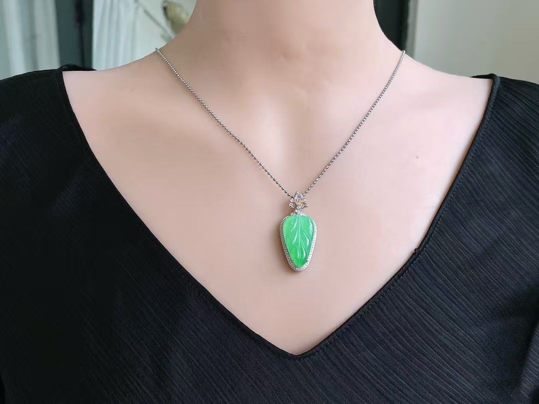 Yuanjiu Jewelry - Natural Jadeite Pendant with 18K Gold Setting, "Golden Branch and Jade Leaf" Design, Exquisite and Enchanting