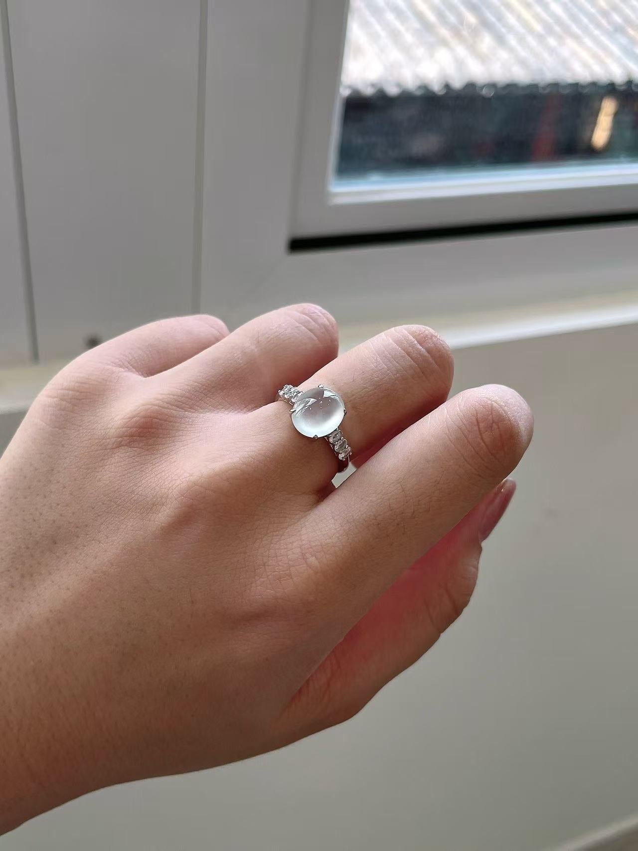 Yuanjiu Jewelry – Natural White Ice Jadeite Ring, 18K Gold Setting, Elegant and Exquisite