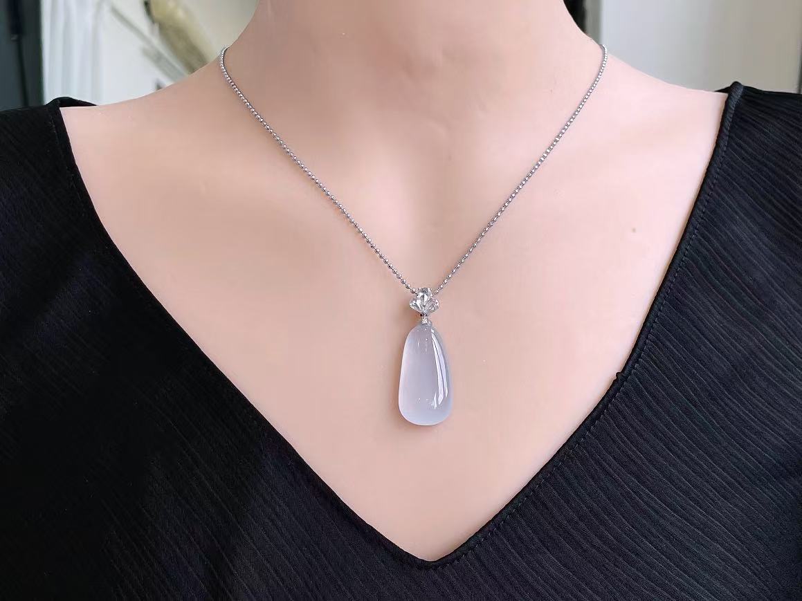 Yuanjiu Jewelry – Natural Jadeite Pendant, High-Icy Melon Drop Pendant, 18K Gold Inlaid, Exquisite and Elegant