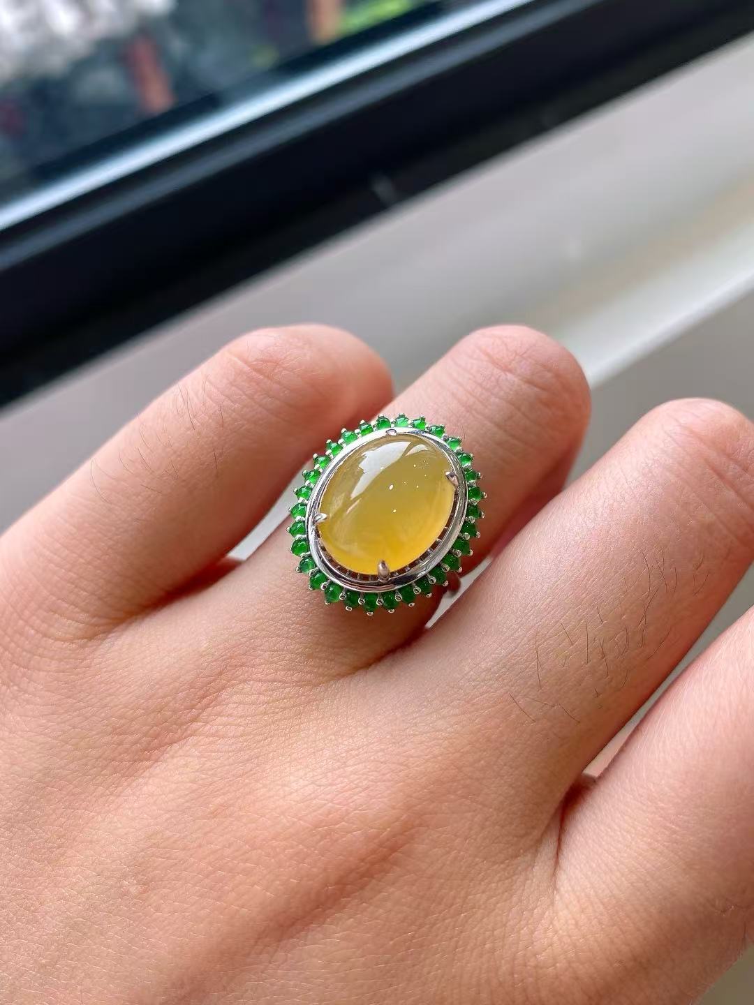 Yuanjiu Jewelry – Natural Icy Yellow Jadeite Ring, 18K Gold Inlaid with Emerald Accents, Exquisitely Gentle