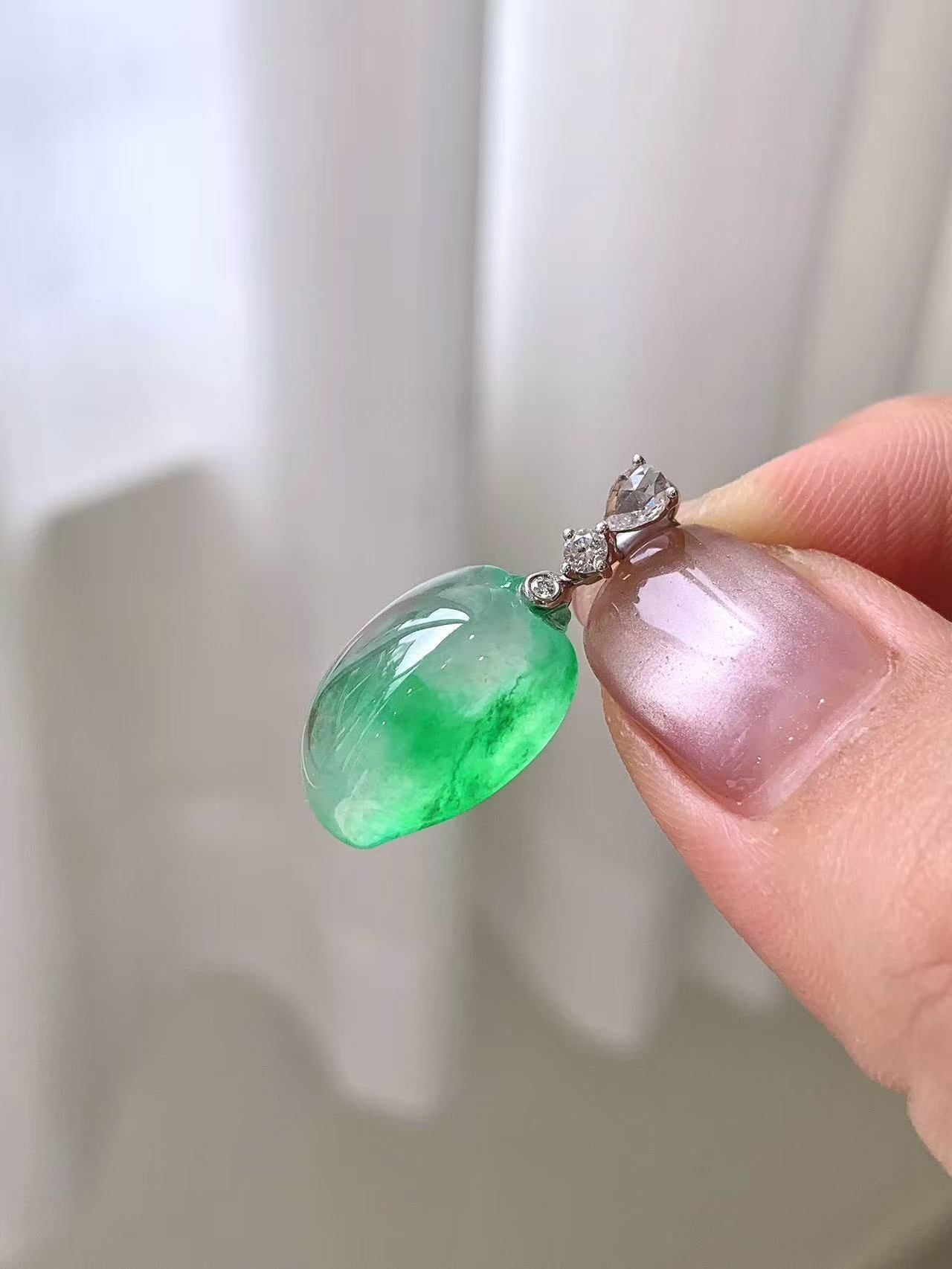 Yuanjiu Jewelry – Natural Glass-Type Jadeite "Fú Guā" Pendant with Green Floats, 18K Gold Inlaid, Gently Elegant