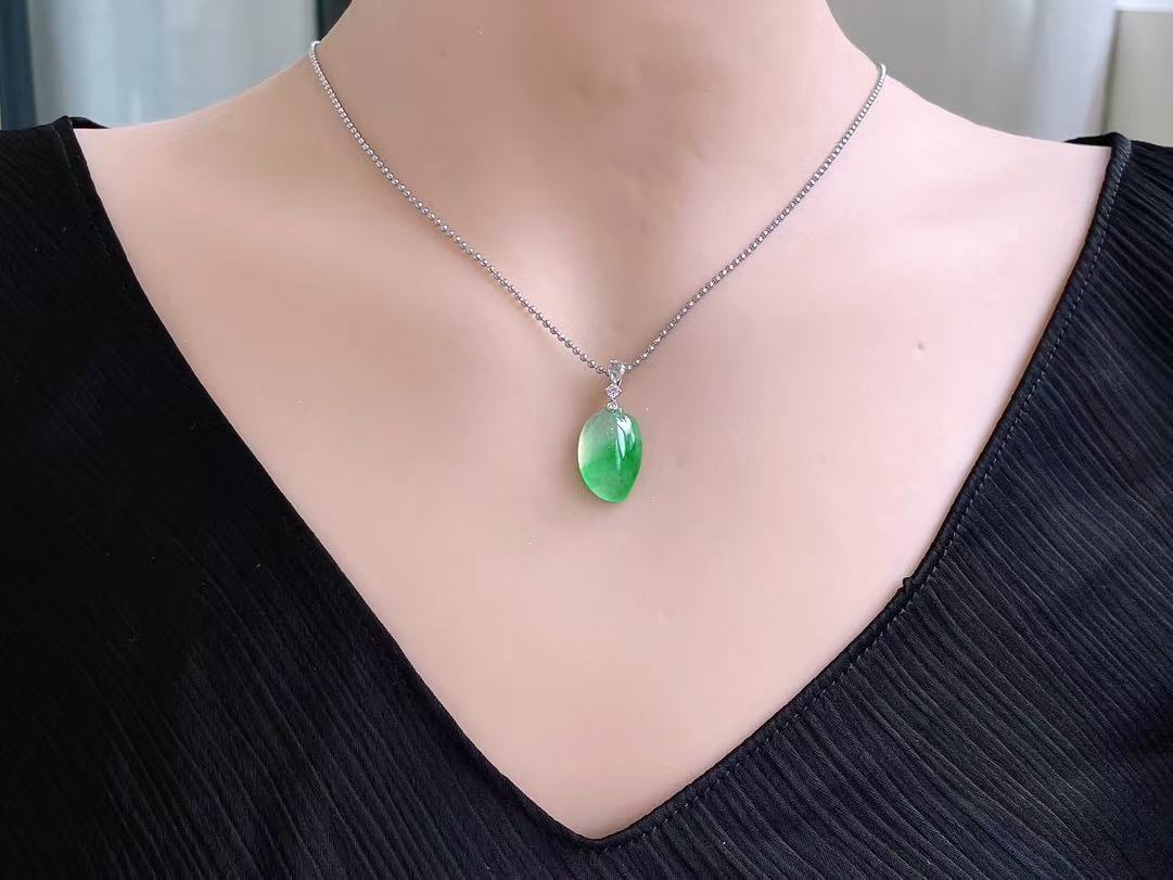 Yuanjiu Jewelry – Natural Glass-Type Jadeite "Fú Guā" Pendant with Green Floats, 18K Gold Inlaid, Gently Elegant