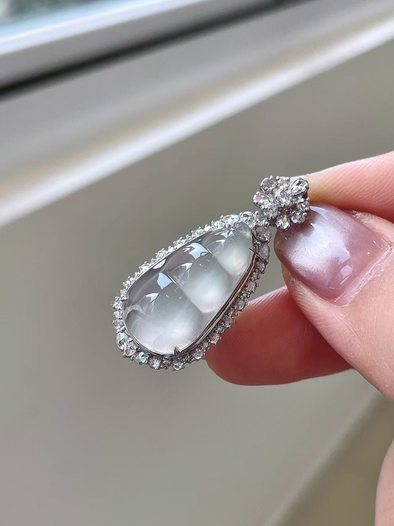 Yuanjiu Jewelry - High Icy Bean Jade Pendant with 18K Gold Setting, Elegant and Graceful