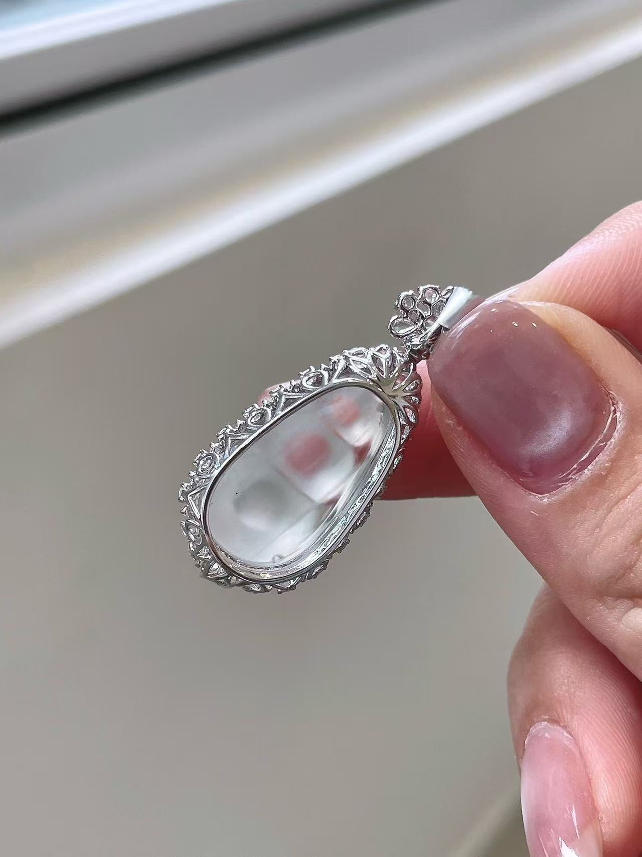 Yuanjiu Jewelry - High Icy Bean Jade Pendant with 18K Gold Setting, Elegant and Graceful