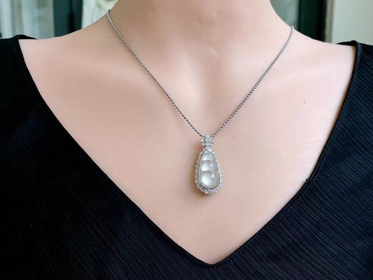 Yuanjiu Jewelry - High Icy Bean Jade Pendant with 18K Gold Setting, Elegant and Graceful