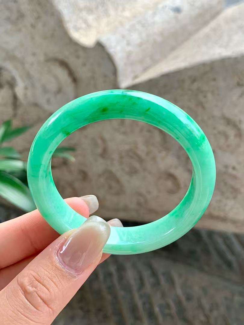 Yuanjiu Jewelry - Natural Floating Green Jade Bangle, Elegant and Charming