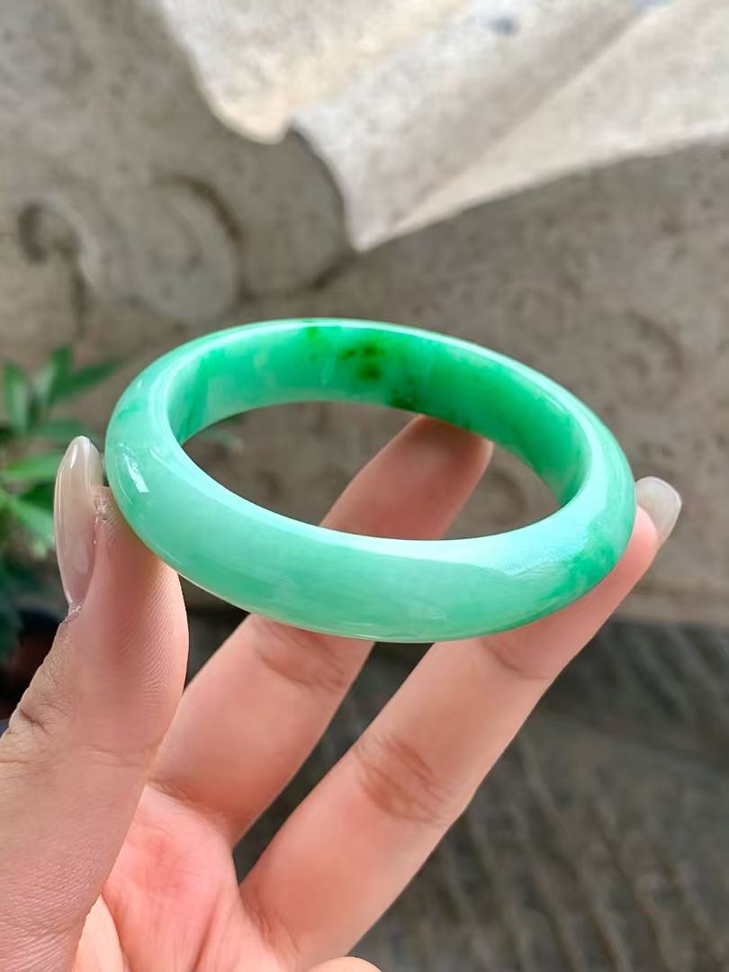 Yuanjiu Jewelry - Natural Floating Green Jade Bangle, Elegant and Charming
