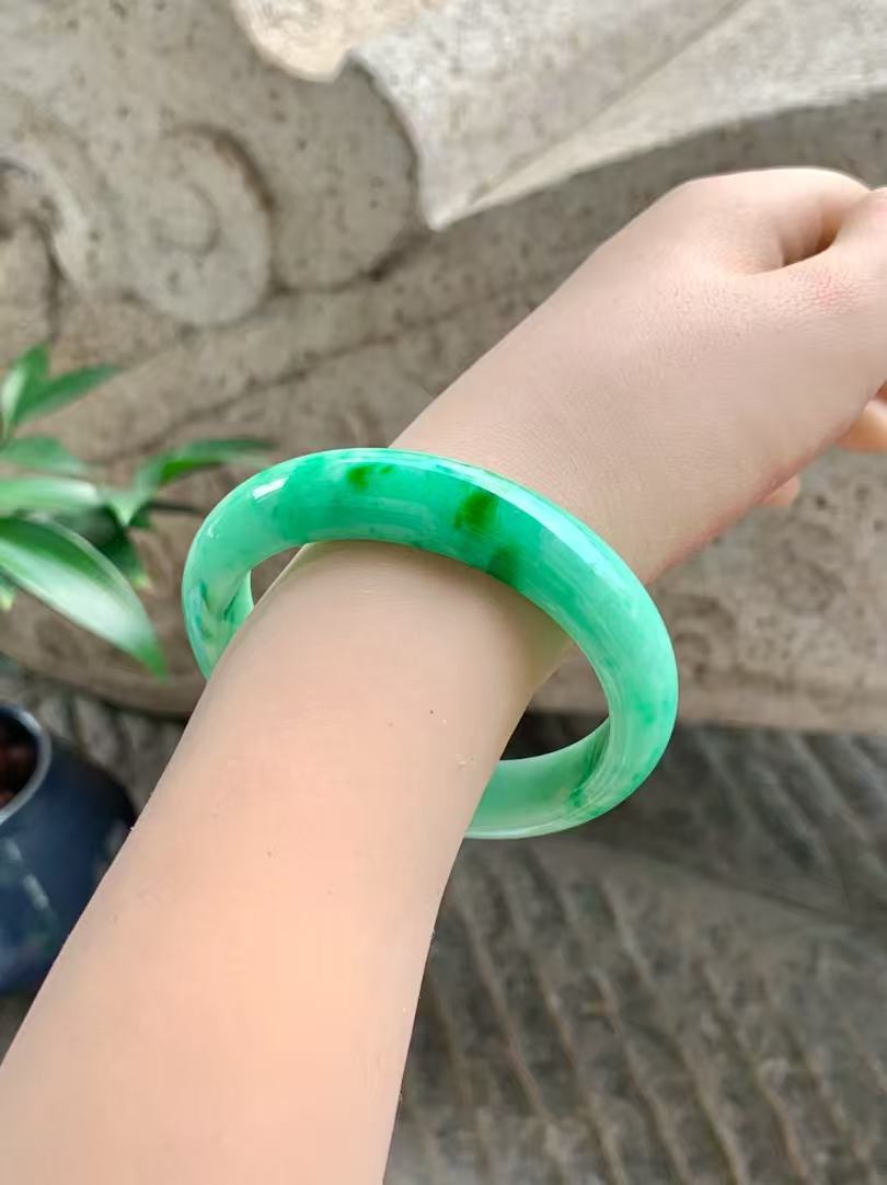 Yuanjiu Jewelry - Natural Floating Green Jade Bangle, Elegant and Charming