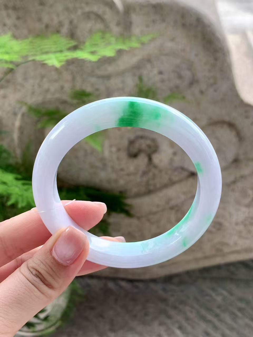 Yuanjiu Jewelry - Natural Floating Green Jade Bangle, Elegant and Poised