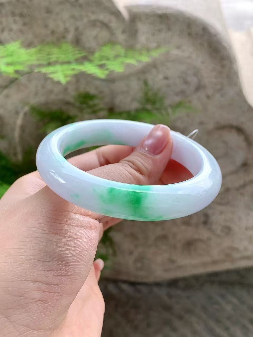 Yuanjiu Jewelry - Natural Floating Green Jade Bangle, Elegant and Poised