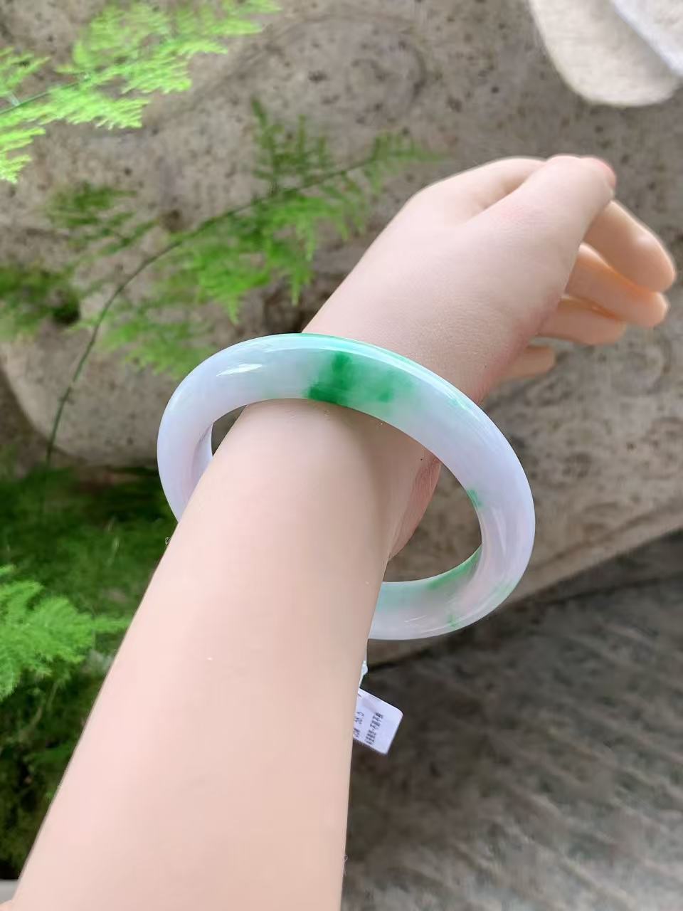 Yuanjiu Jewelry - Natural Floating Green Jade Bangle, Elegant and Poised