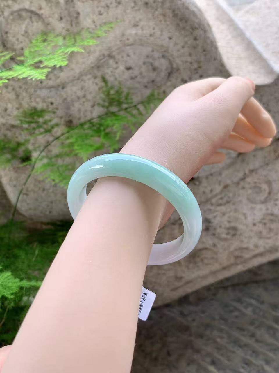 Yuanjiu Jewelry - Natural Floating Green Semi-Landscape Jade Bangle, Elegant and Beautiful