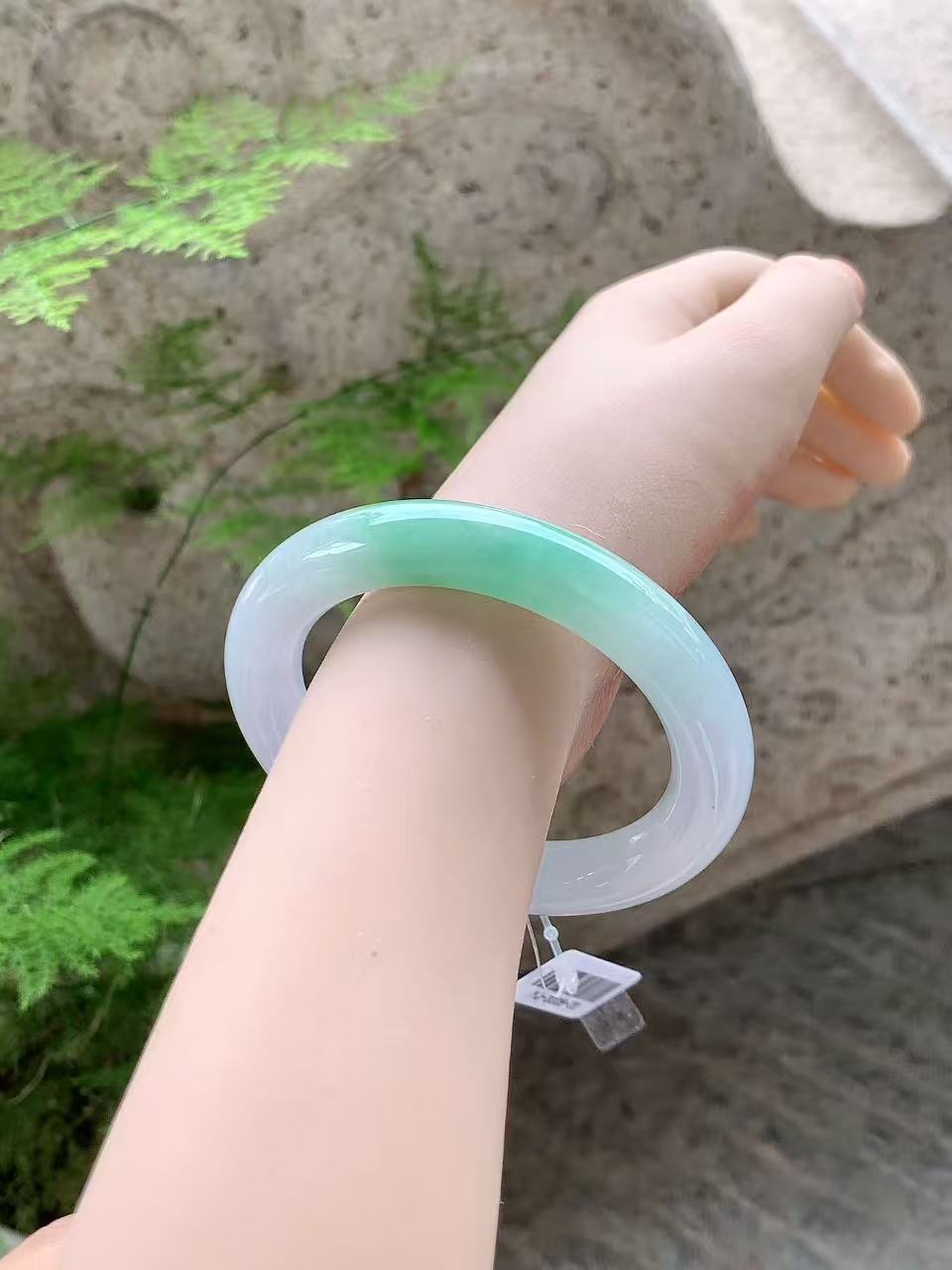 Yuanjiu Jewelry - Natural Floating Green Wide-Circle Jade Bangle, Elegant and Graceful