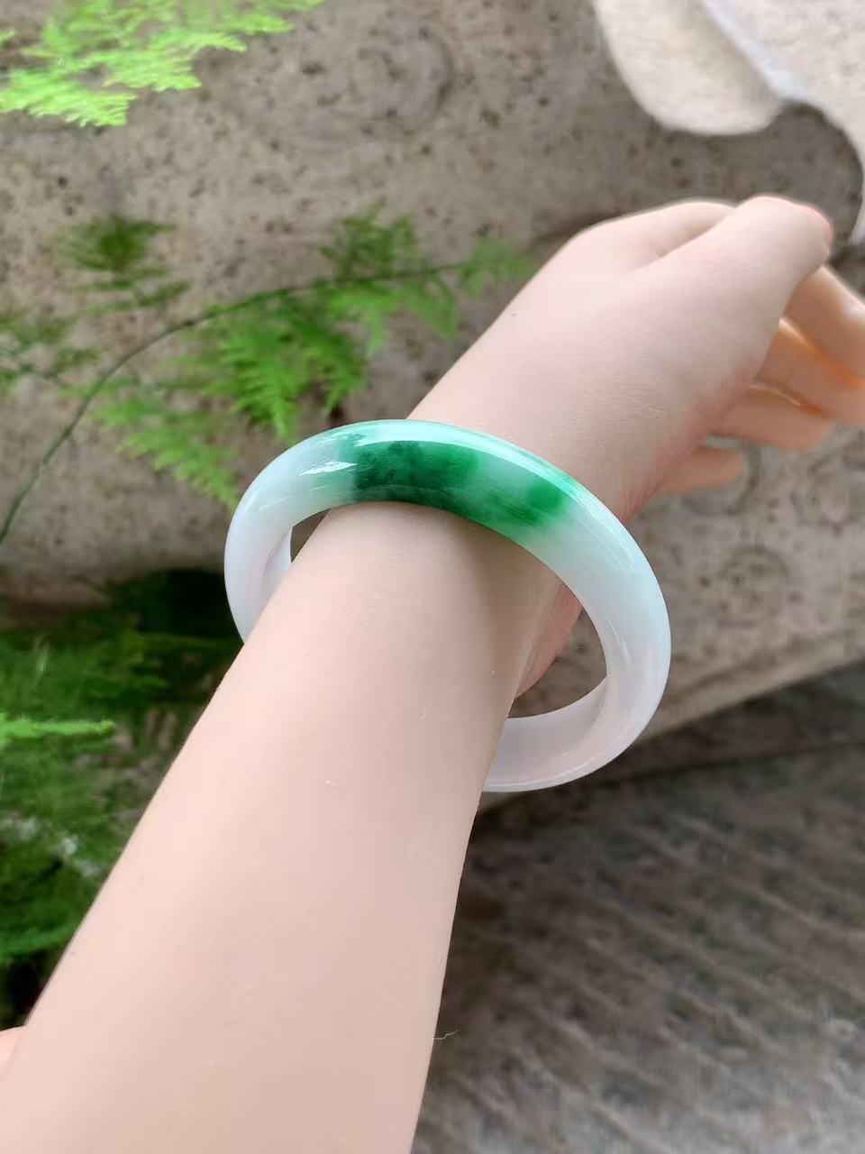 Yuanjiu Jewelry - Natural Floating Green Circular Jade Bangle, Elegant and Beautiful