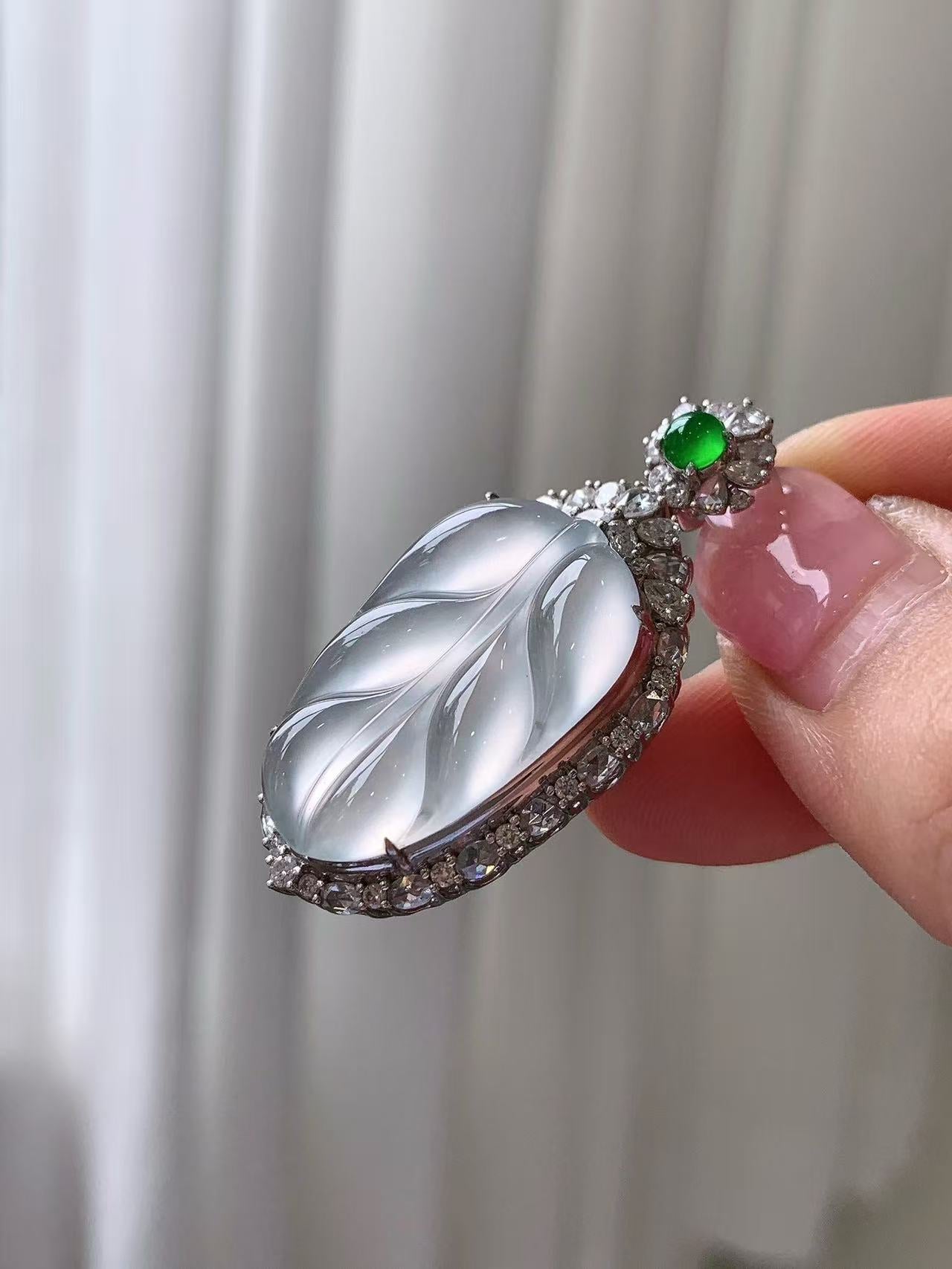 Yuanjiu Jewelry - Glass-Type Leaf Jade Pendant with 18K Gold Setting and Green Jade, Exquisite and Beautiful