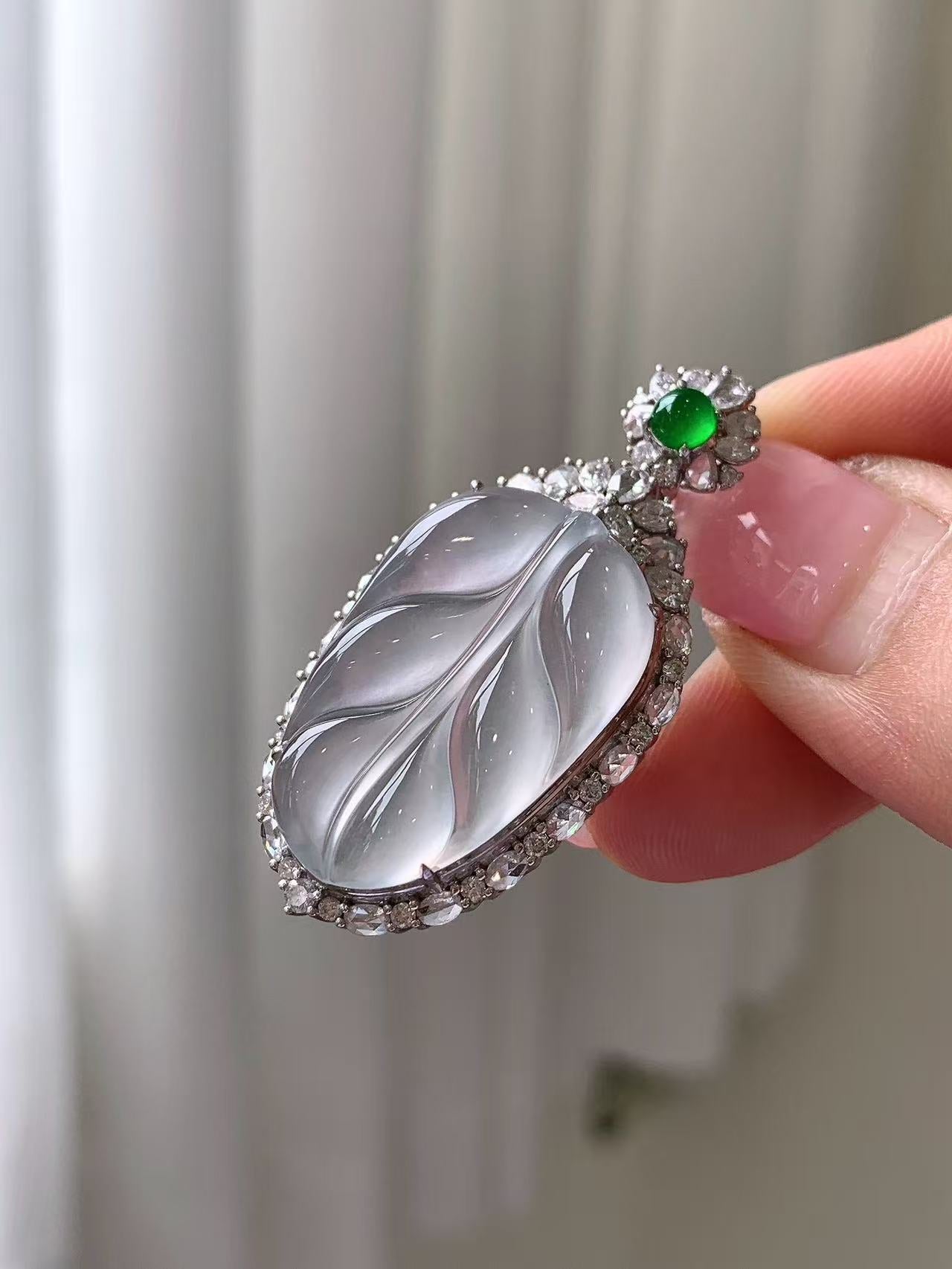 Yuanjiu Jewelry - Glass-Type Leaf Jade Pendant with 18K Gold Setting and Green Jade, Exquisite and Beautiful