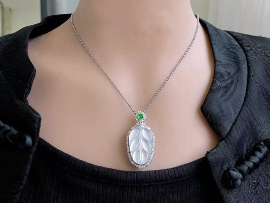 Yuanjiu Jewelry - Glass-Type Leaf Jade Pendant with 18K Gold Setting and Green Jade, Exquisite and Beautiful