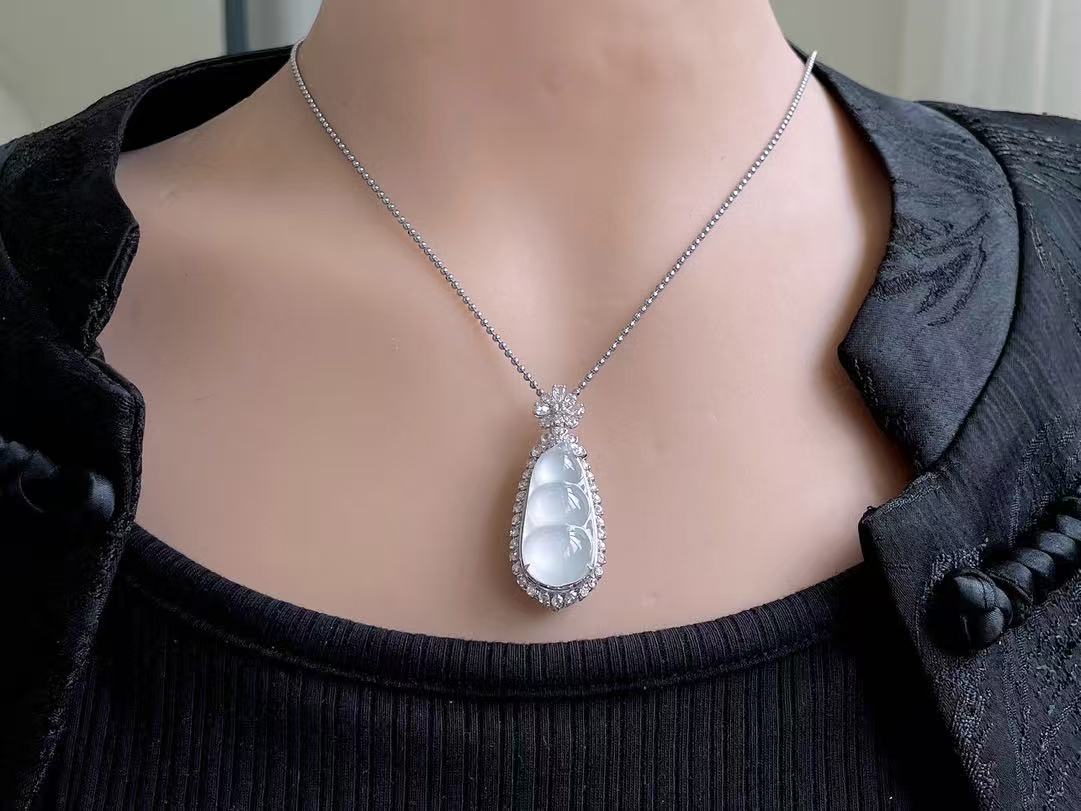 Yuanjiu Jewelry - White Icy Bean Jade Pendant with 18K Gold Setting, Exquisite and Beautiful