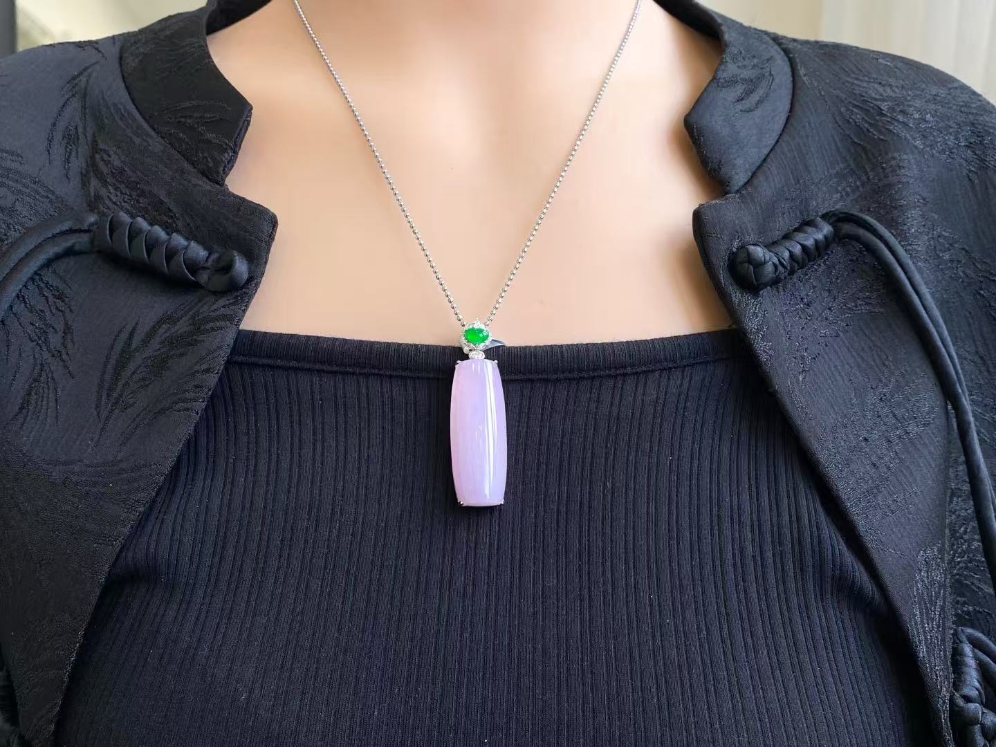 Yuanjiu Jewelry - Icy Purple Wu Shi Pai Jade Pendant with 18K Gold Setting and Vibrant Green Jade, Elegant and Enchanting