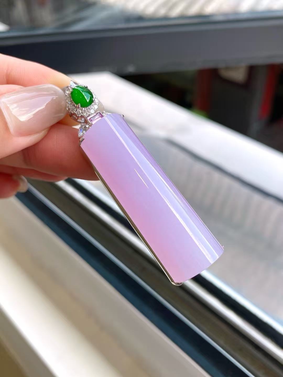 Yuanjiu Jewelry - Icy Purple Wu Shi Pai Jade Pendant with 18K Gold Setting and Vibrant Green Jade, Exquisite and Enchanting