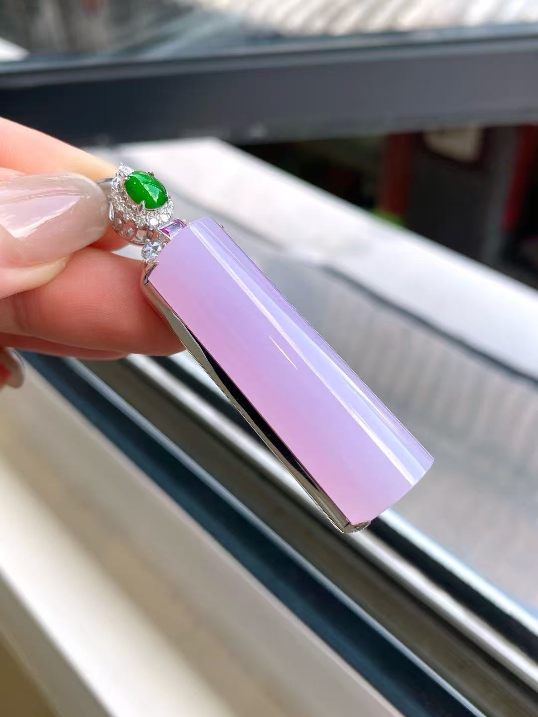 Yuanjiu Jewelry - Icy Purple Wu Shi Pai Jade Pendant with 18K Gold Setting and Vibrant Green Jade, Exquisite and Enchanting