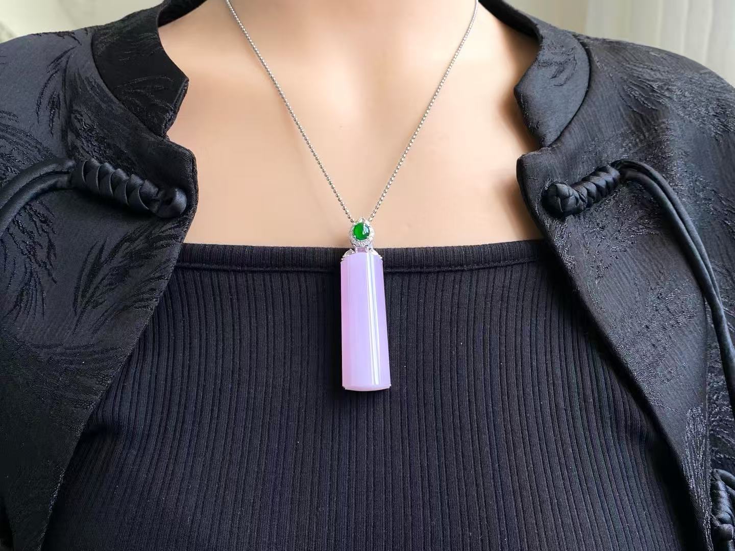 Yuanjiu Jewelry - Icy Purple Wu Shi Pai Jade Pendant with 18K Gold Setting and Vibrant Green Jade, Exquisite and Enchanting