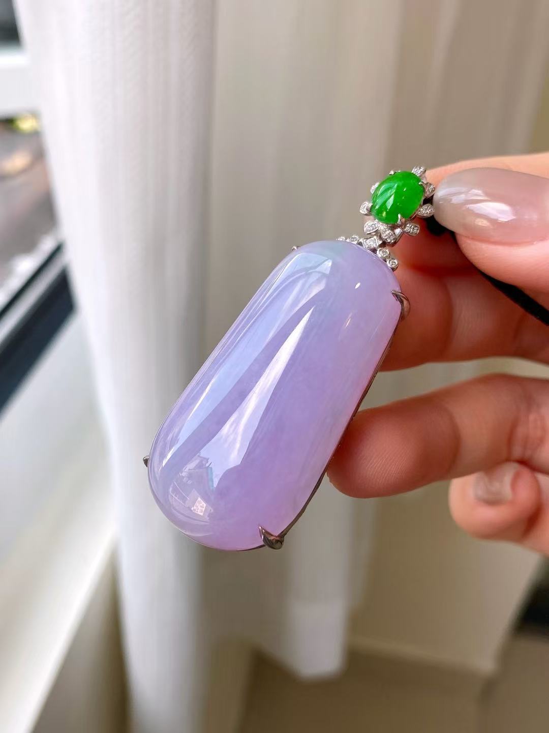Yuanjiu Jewelry - Lavender Wu Shi Pai Jade Pendant with 18K Gold Setting and Vibrant Green Jade, Elegant and Exquisite