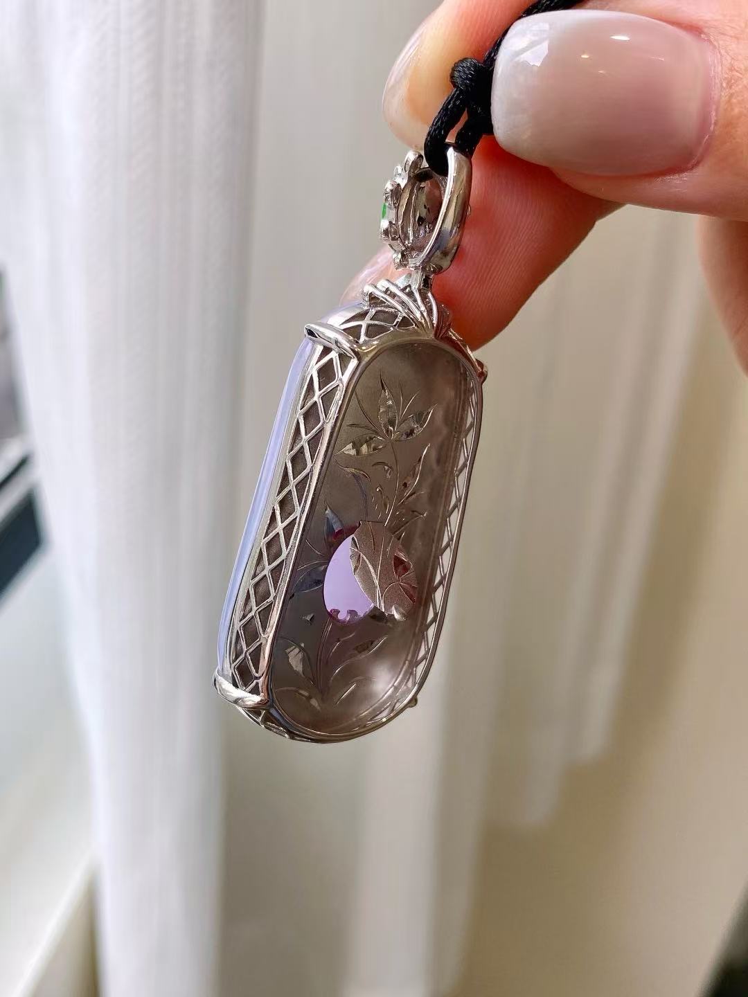 Yuanjiu Jewelry - Lavender Wu Shi Pai Jade Pendant with 18K Gold Setting and Vibrant Green Jade, Elegant and Exquisite