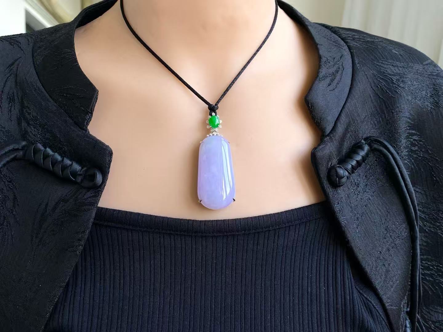 Yuanjiu Jewelry - Lavender Wu Shi Pai Jade Pendant with 18K Gold Setting and Vibrant Green Jade, Elegant and Exquisite