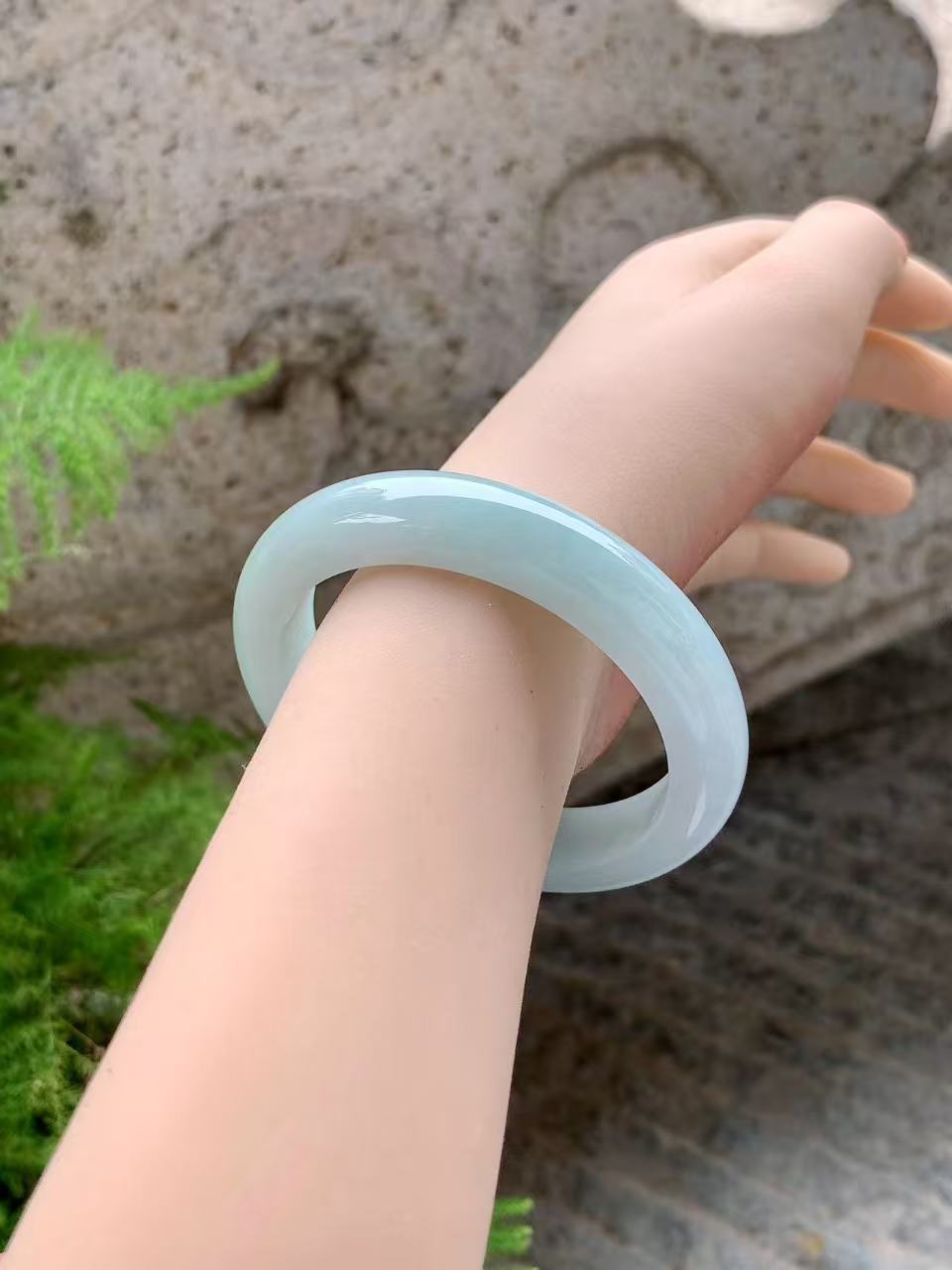 Yuanjiu Jewelry - Clear Base Circular Jade Bangle, Elegant and Graceful