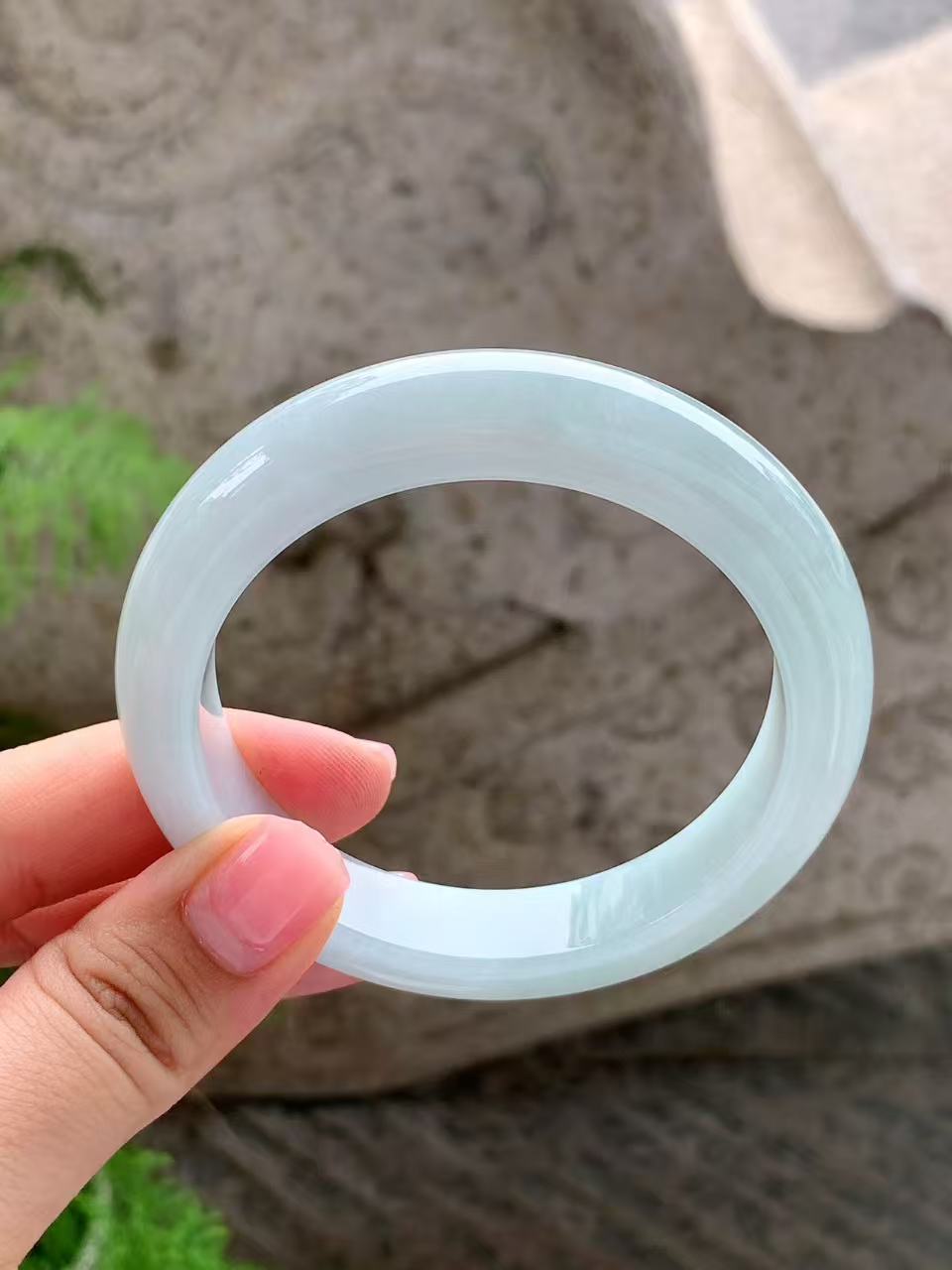 Yuanjiu Jewelry - Clear Base Circular Jade Bangle, Elegant and Graceful
