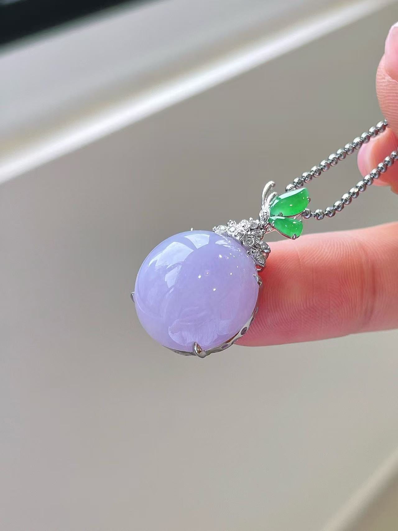 Yuanjiu Jewelry - Lavender Jade Pendant with 18K Gold Setting and Vibrant Green Jade, Exquisite and Elegant