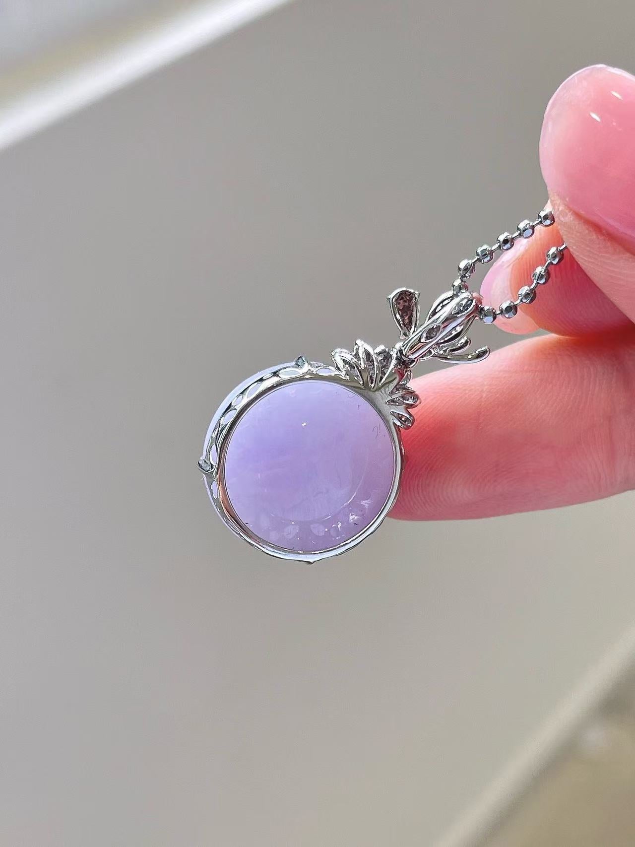 Yuanjiu Jewelry - Lavender Jade Pendant with 18K Gold Setting and Vibrant Green Jade, Exquisite and Elegant