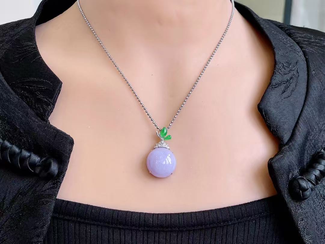 Yuanjiu Jewelry - Lavender Jade Pendant with 18K Gold Setting and Vibrant Green Jade, Exquisite and Elegant
