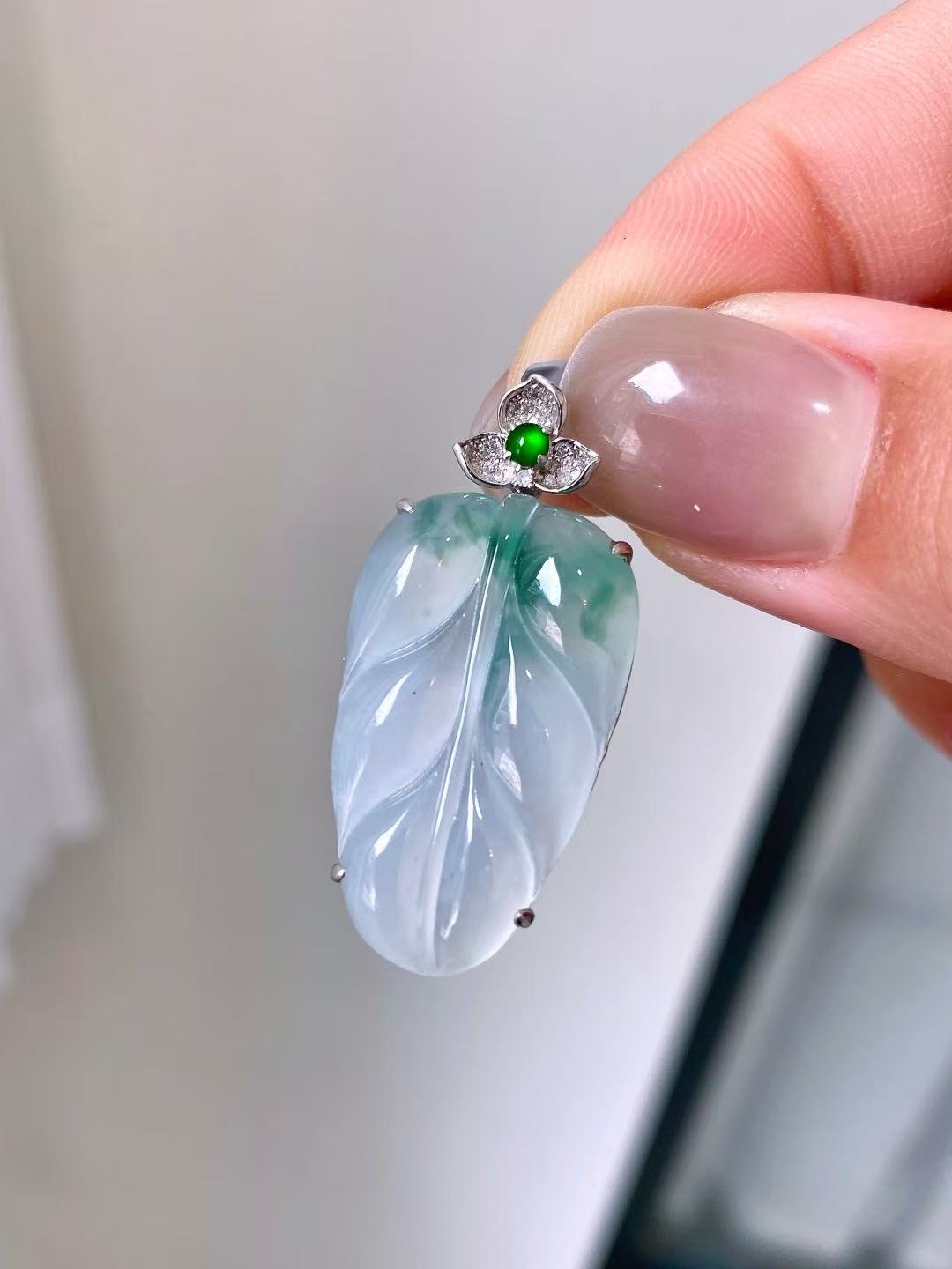 Yuanjiu Jewelry - Icy Floating Flower Leaf Jade Pendant with 18K Gold Setting and Vibrant Green Jade, Exquisite and Elegant