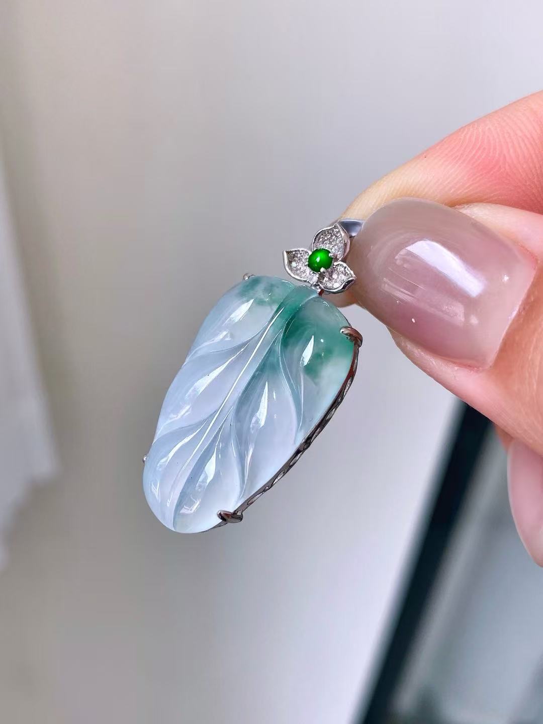 Yuanjiu Jewelry - Icy Floating Flower Leaf Jade Pendant with 18K Gold Setting and Vibrant Green Jade, Exquisite and Elegant